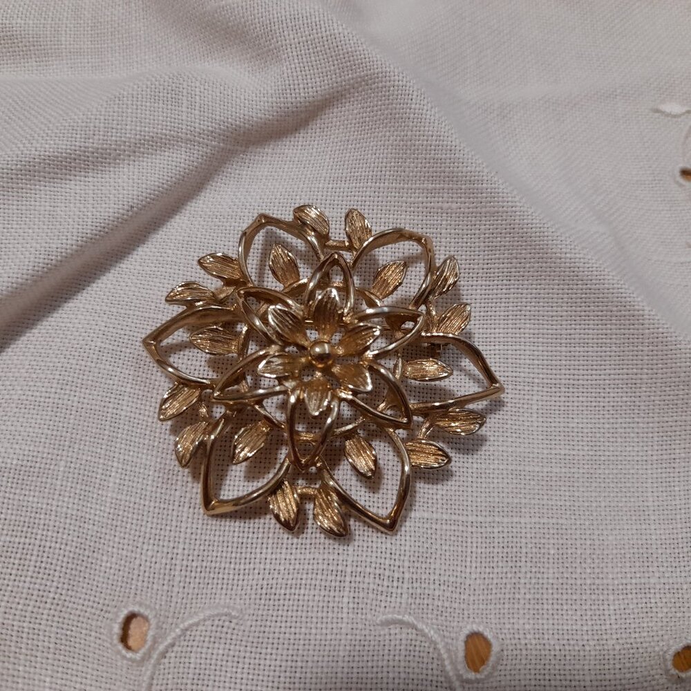 Vintage Flower Brooch Sarah Coventry Canada Gold Tone Pretty Jewelry Retro